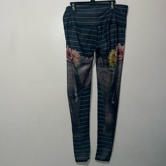 EXCELLENT CONDITION TEEKI LOVE THE ELEPHANT LEGGINGS SIZE MEDIUM - Picture 4 of 7